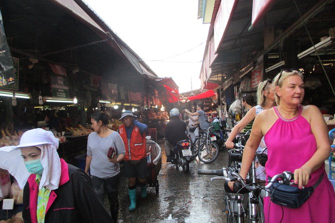 5-Hour Bike Tour of Hidden Bangkok - Cycling through back alleys, then stepping into green belt calm