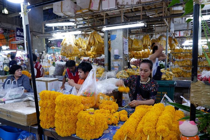 A night at the market - Entering Pak Khlong Flower Talat Original after dark