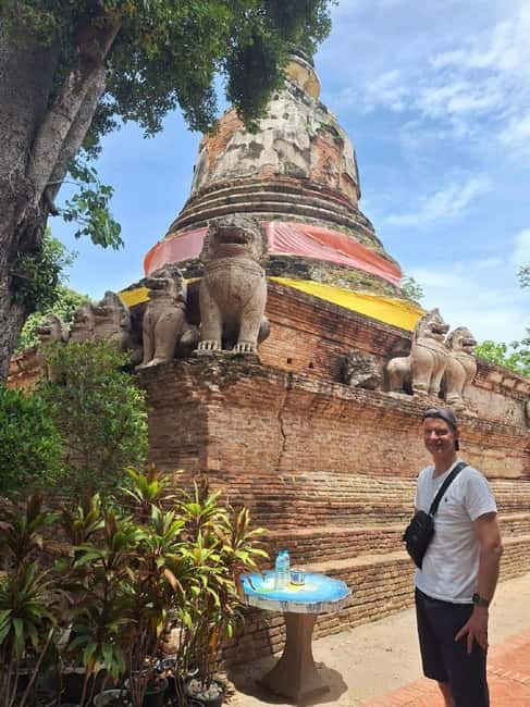 Ayutthaya: Colorful Slow Life Bicycle Tour with local guide. - Hua Ro Market and Wat Mahathat: the Buddha head in tree roots
