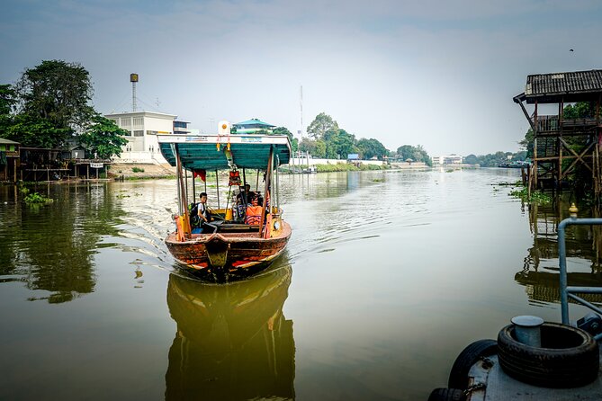 Ayutthaya Famous Temple & Scenic Boat Tour From Train Station - The river cruise on the Chao Phraya: Wat Chaiwatthanaram views and fish feeding