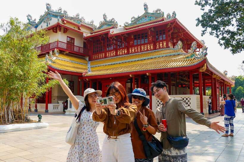 Ayutthaya One Day: Famous Temples & Bang Pa-In Palace Tour - Central Ayutthaya free time: shopping, photos, and lunch planning