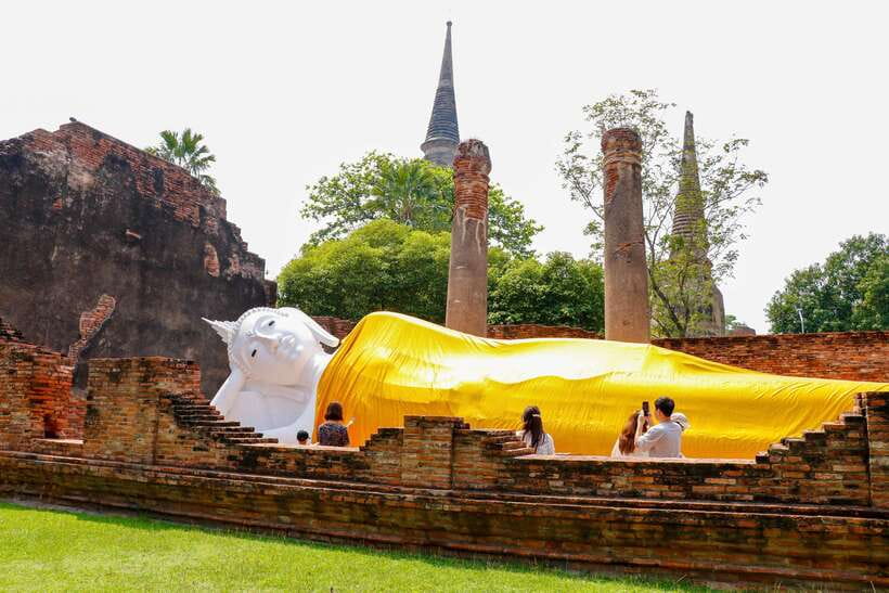 Ayutthaya One Day: Famous Temples & Bang Pa-In Palace Tour - Wat Yai Chai Mongkhon: big chedi, Buddha rows, and a satisfying landmark