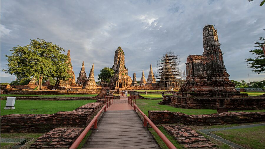 Ayutthaya One Day: Famous Temples & Bang Pa-In Palace Tour - Wat Maha That: Khmer-style prang and the tree-root Buddha head