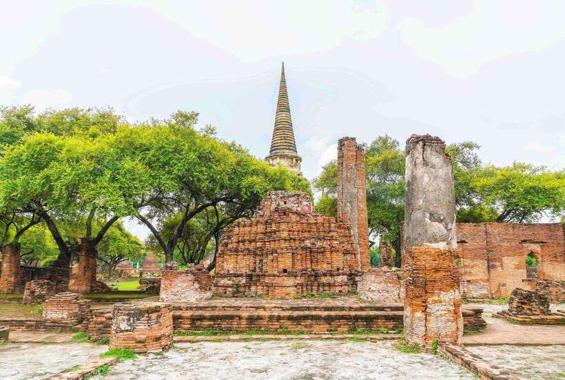 Ayutthaya One Day: Famous Temples & Bang Pa-In Palace Tour - Wat Chaiwatthanaram: Khmer architecture that makes the skyline pop