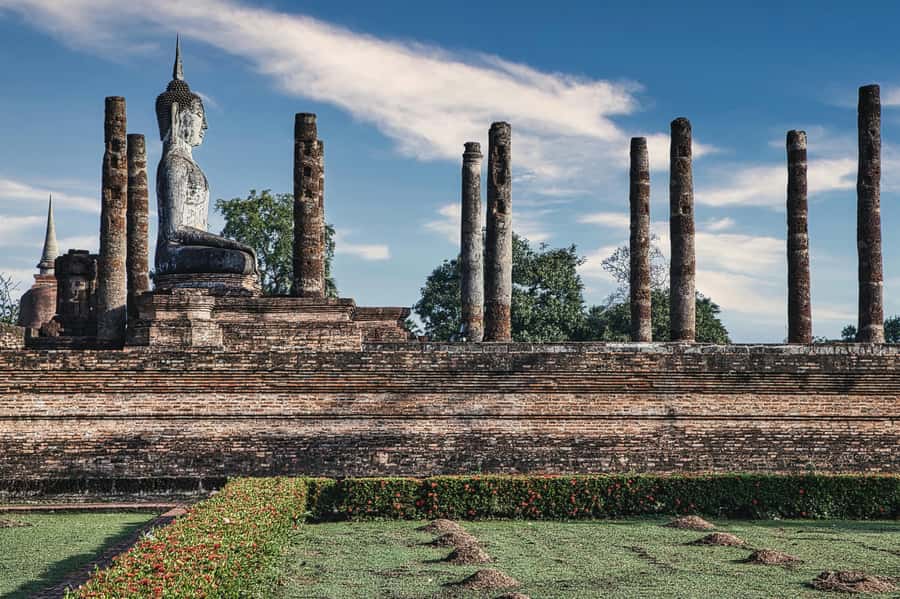 Ayutthaya: Sunset Bike Tour and Scenic Boat Ride - Wat Mahathat: the tree-root Buddha head moment