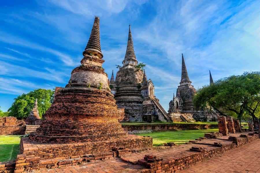 Ayutthaya: UNESCO Heritage Temples and Cafe Day Tour - Wat Maha That: The Buddha Head Wrapped in Tree Roots