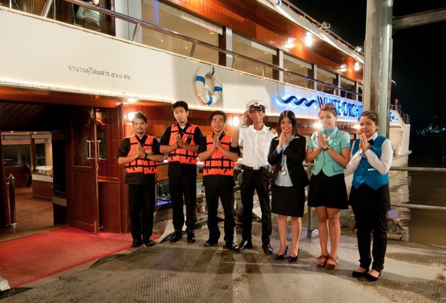 Bangkok: 2-Hour Dinner & Shows on White Orchid River Cruise - The shows: live music and cabaret that sets the mood