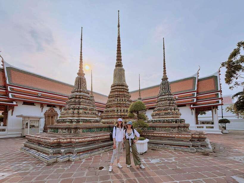 Bangkok: 2 Hours Grand Palace & Wat Pho Private Tour - Wat Phra Kaew in the Grand Palace: the Emerald Buddha area in the real-world context
