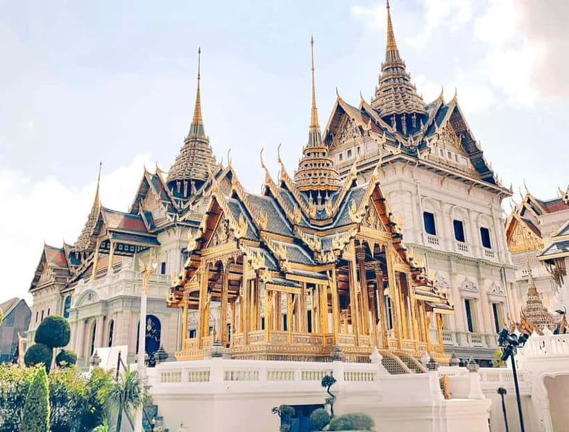 Bangkok: 2 Hours Grand Palace & Wat Pho Private Tour - Tha Tian Pier photo stop: a small break that makes the whole loop feel more local