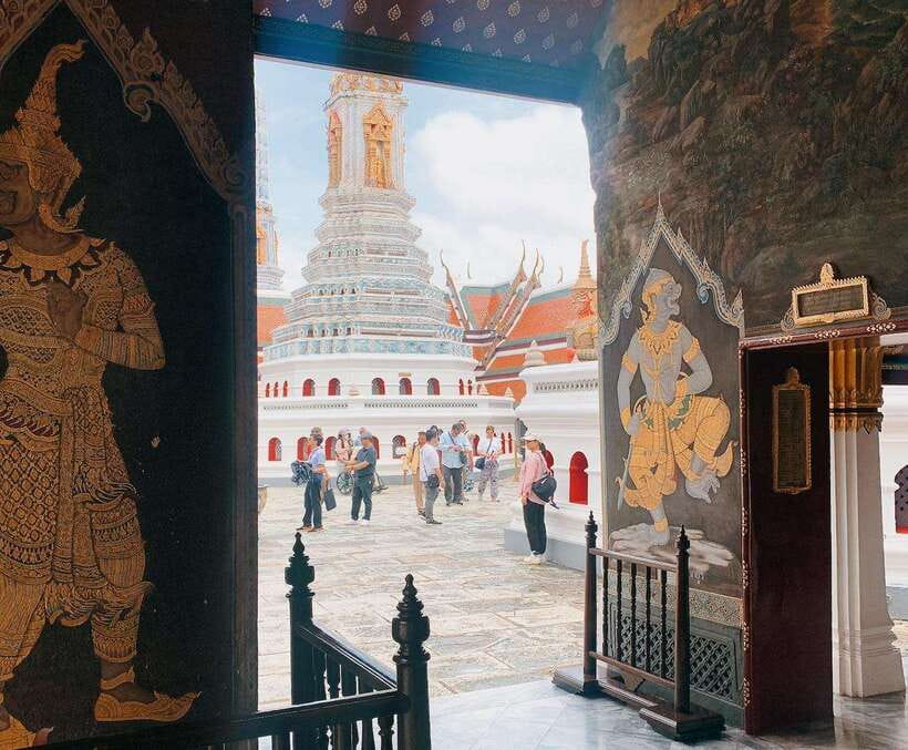 Bangkok: 2 Hours Grand Palace & Wat Pho Private Tour - Wat Pho and the Reclining Buddha: where scale meets detail