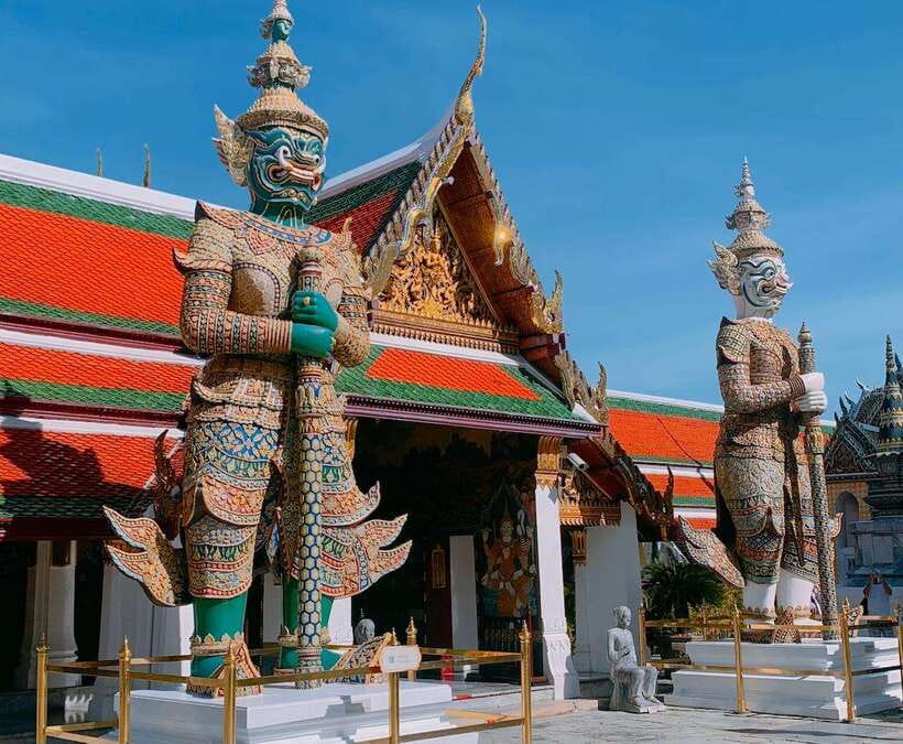 Bangkok: 2 Hours Grand Palace & Wat Pho Private Tour - Wat Arun viewpoint near Wat Pho: the riverside pagoda in a quick, practical moment