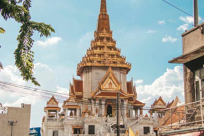 Bangkok 3 Temple Walking Tour: Wat Arun, Wat Pho, Wat Traimit - Wat Pho: the Reclining Buddha and the temple rhythm