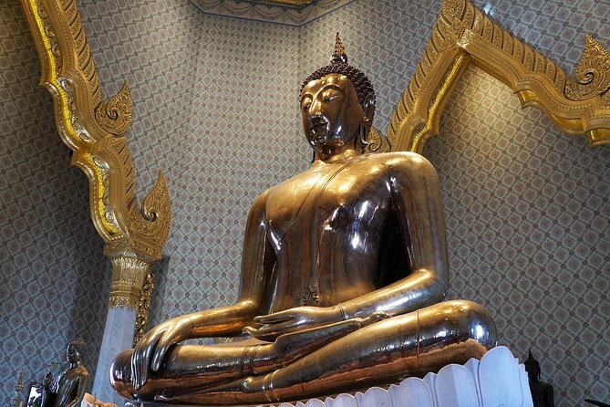 Bangkok 3 Temple Walking Tour: Wat Arun, Wat Pho, Wat Traimit - Wat Arun: Temple of Dawn across the Chao Phraya