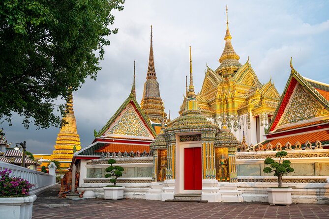 Bangkok 3 Temple Walking Tour: Wat Arun, Wat Pho, Wat Traimit - Time on the clock: three 30-minute temple stops