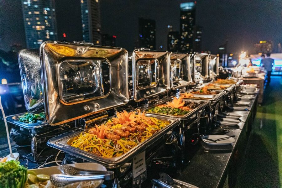 Bangkok: Alangka Luxury Buffet Dinner Cruise With Live Music - The views: Wat Arun, bridges, and what changes in rainy season