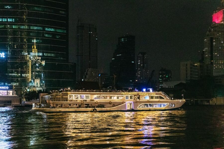 Bangkok: Alangka Luxury Buffet Dinner Cruise With Live Music - Who should book Alangka, and who should skip it