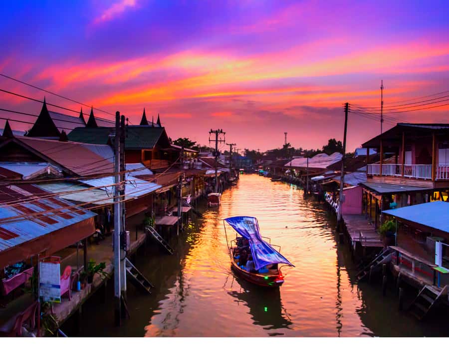 Bangkok: Amphawa Floating & Railway Markets Guided Day Tour - Why the Maeklong and Amphawa combo works so well