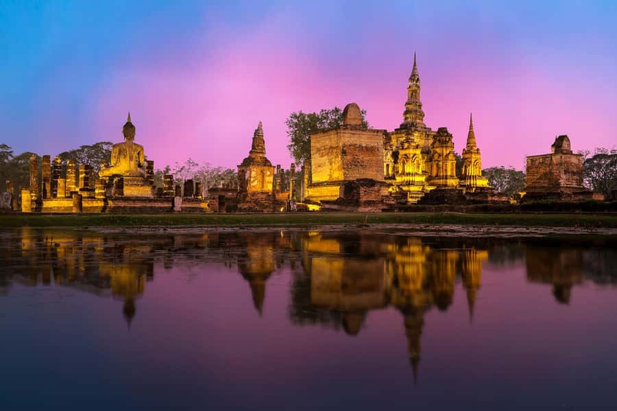 Bangkok: Ayutthaya & Local Market Tour In Spanish or English - Wat Mahathat’s Buddha head in tree roots: the photo stop that needs patience