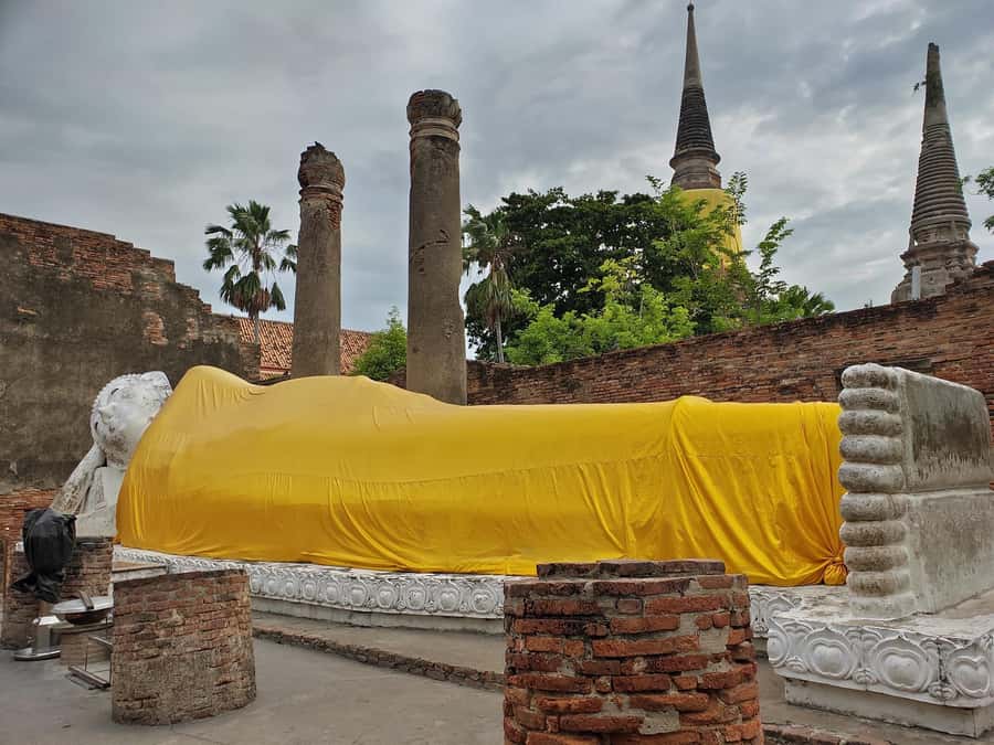 Bangkok: Ayutthaya & Local Market Tour In Spanish or English - Wat Lokayasutharam: massive outdoor reclining Buddha, and why scale matters