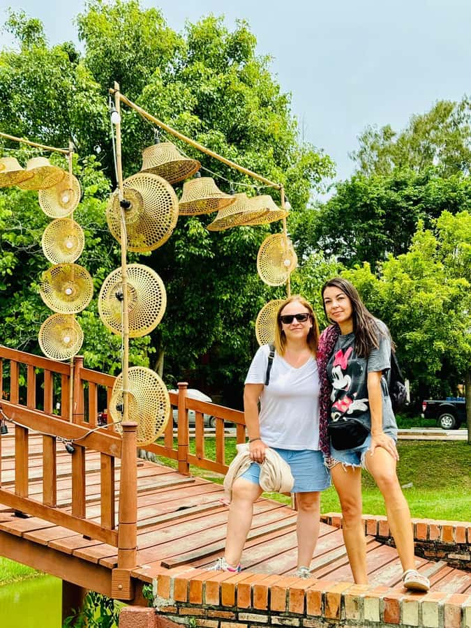 Bangkok: Ayutthaya & Local Market Tour In Spanish or English - Getting from Bangkok: pickup spots, traffic, and where you end up