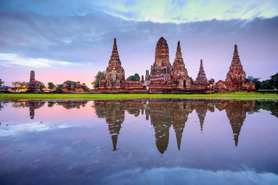 Bangkok: Ayutthaya VIP Day Trip with Boat Ride & Guide - Wat Mahathat and the Buddha head in tree roots