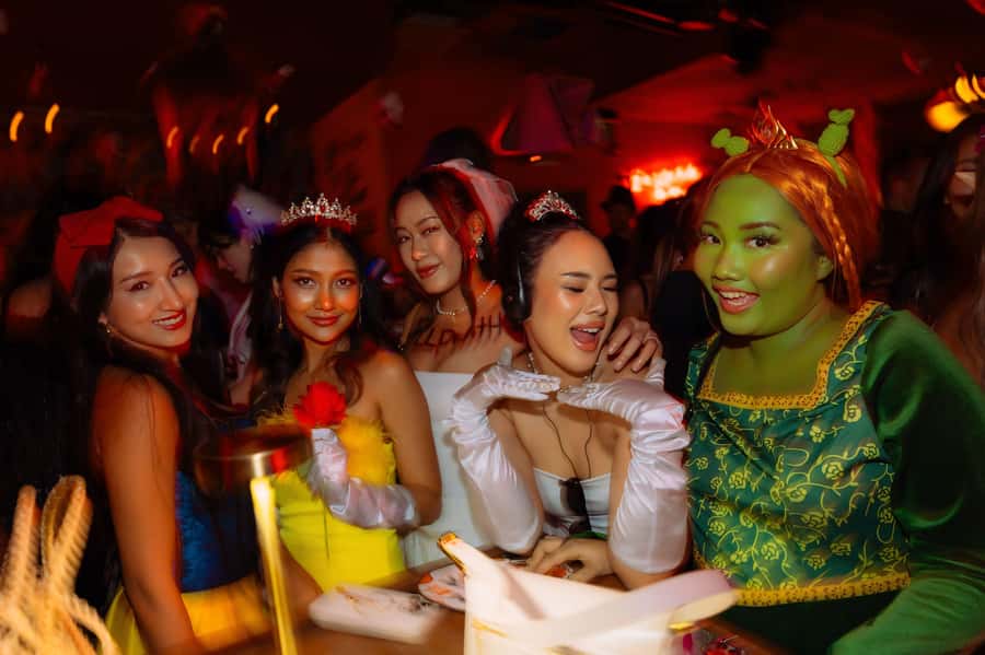 Bangkok: Bar and Club Crawl - Getting Started: WhatsApp Itinerary, Variable Meet-Up, and the Group Size Rule