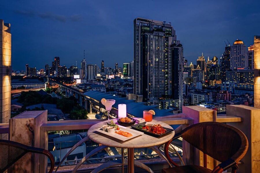 Bangkok: Barracuda Rooftop Bar Akara Hotel - Chic Ambiance at Night, and How Service Can Make or Break It