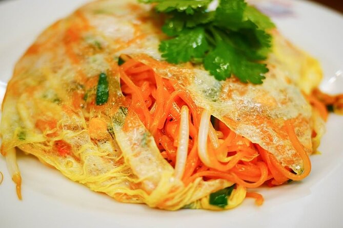 Bangkok Best Midnight Food Tour by Tuk Tuk - Flower market and temple break for snacks and a breath