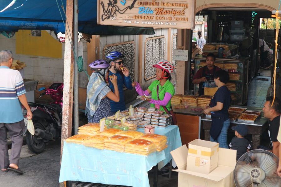 Bangkok: Bike and Canal Boat Tour with Lunch - Pedaling Thonburi alleys: where the day turns from sights to street life