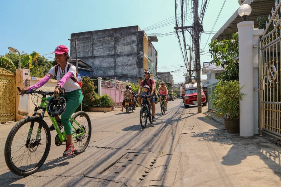 Bangkok: Bike and Canal Boat Tour with Lunch - Wat Pradittharam (Wat Mon): a short stop with big visual payback