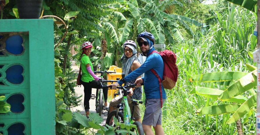 Bangkok: Bike and Canal Boat Tour with Lunch - Wat Paknam Phasi Charoen: temples with a little more time to breathe