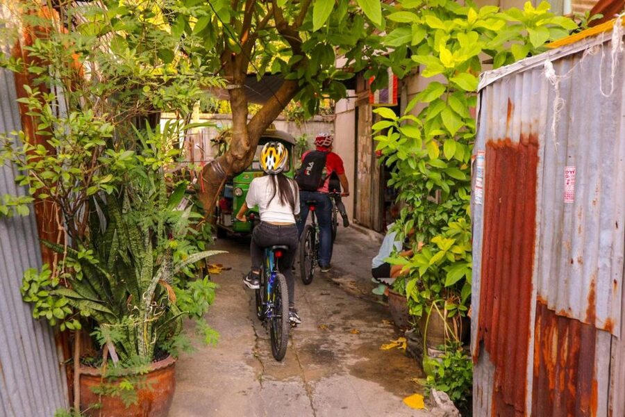 Bangkok: Bike and Canal Boat Tour with Lunch - Wat Ko: quick guided cultural context before the boat