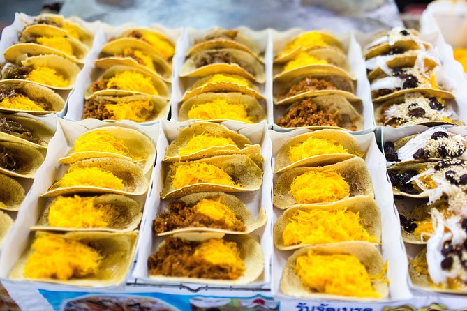 Bangkok by Night: Temples, Markets and Food Tuk-Tuk Tour - Pak Khlong Talat flower market after dark: what makes it special