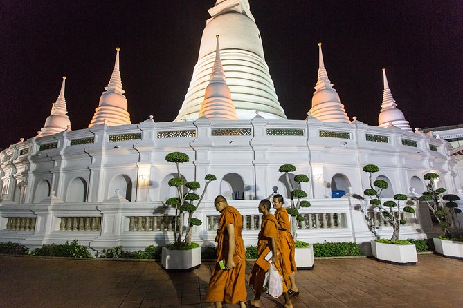 Bangkok by Night: Temples, Markets and Food Tuk-Tuk Tour - Rattanakosin and the Grand Palace area: night photos with smart timing