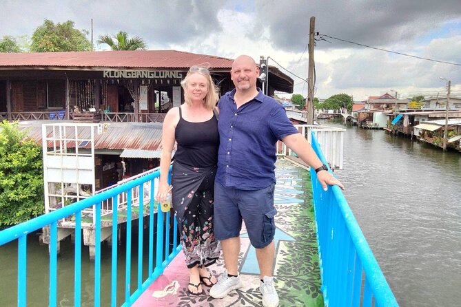 Bangkok Canal Tour: Chaophraya River and Wat Arun - Stop 1: Wat Paknam Phasi Charoen and a Free Temple Pagoda Moment