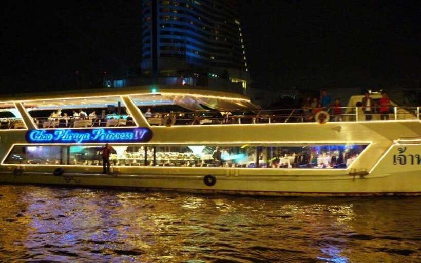 Bangkok: Chao Phraya River Cruise with Indian Buffet Dinner - Wat Arun and the illuminated skyline, how to catch the best views