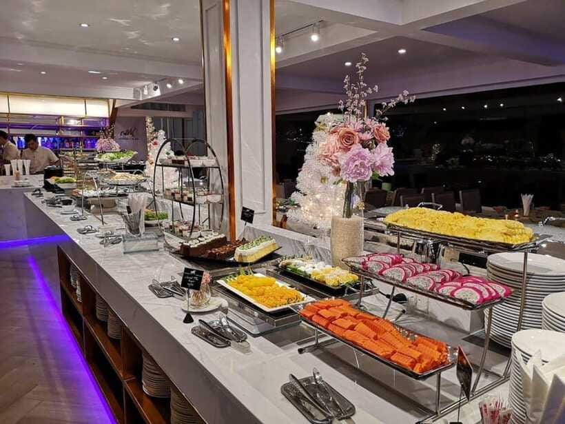 Bangkok: Chao Phraya River Meridian Cruise with Buffet - Seafood buffet, free soft drinks, and how the live band lands
