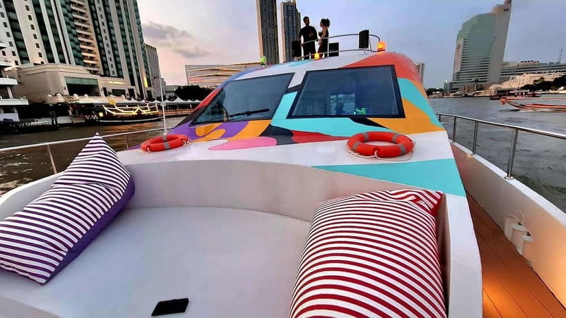 Bangkok : Chaophraya Booze Cruise – Drinks Onboard - Watching landmarks from the water, not the usual tourist lanes