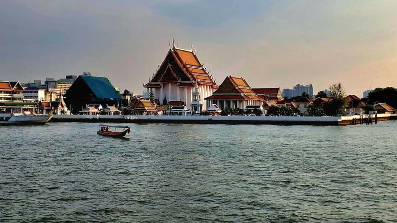 Bangkok : Chaophraya Booze Cruise – Drinks Onboard - Onboard vibe, music, and the social part of the cruise