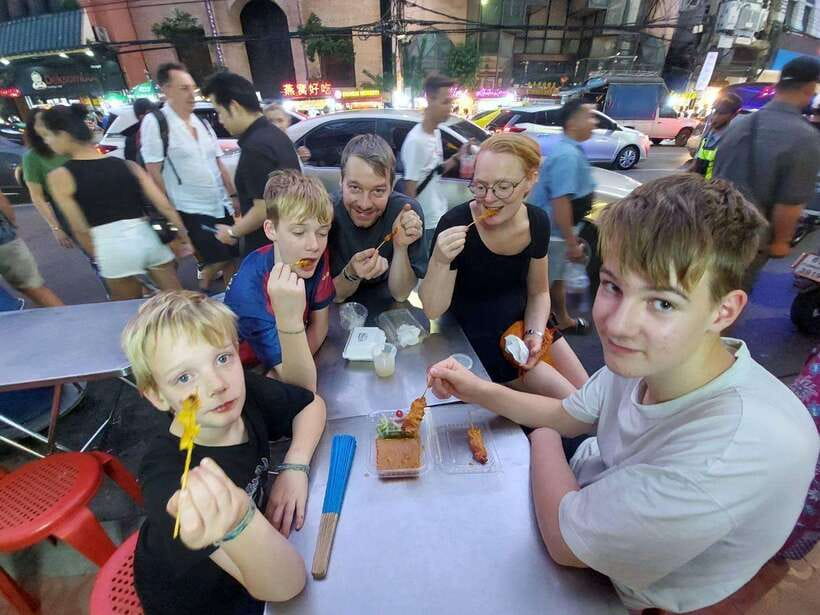 Bangkok: Chinatown Food Tour with Michelin Food Stalls - Starting at Wat Mangkon Kamalawat, then heading straight to Yaowarat food