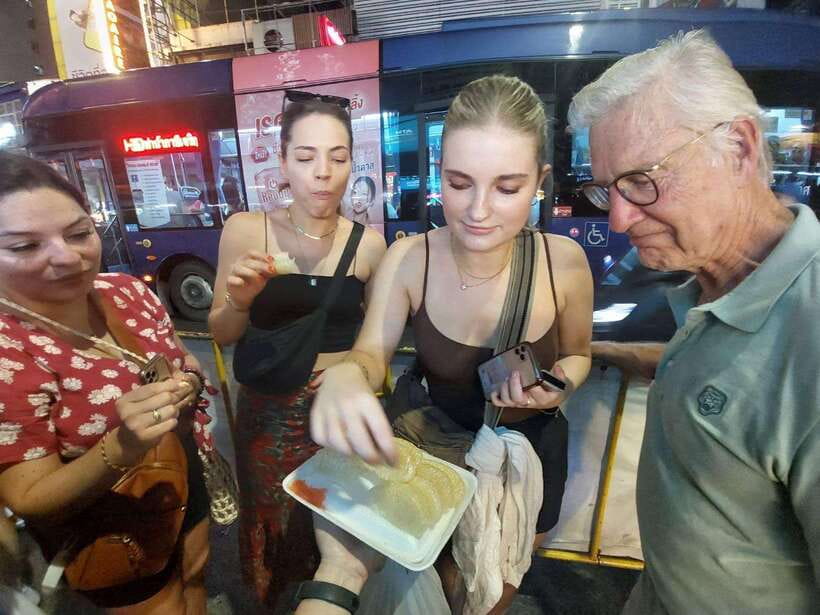 Bangkok: Chinatown Food Tour with Michelin Food Stalls - Yaowarat at night: the street energy you actually get to taste