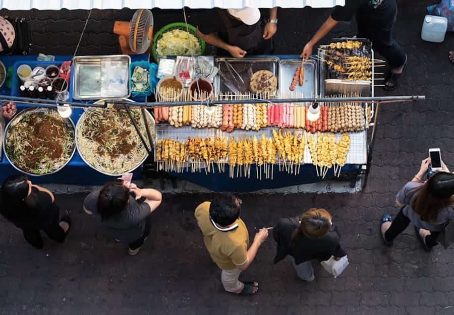 Bangkok: Chinatown Street Food Tour with 8+ Local Dishes - Hua Lamphong and Chinatown, where Bangkok eats like a local