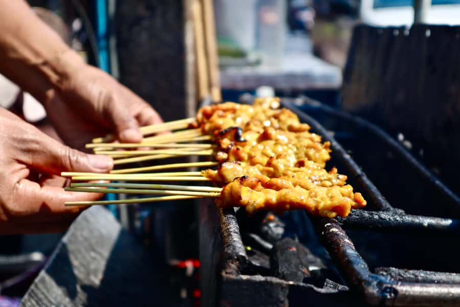 Bangkok: Chinatown Street Food Tour with 8+ Local Dishes - Finding your guide: Hua Lamphong MRT exit 3 and an orange umbrella