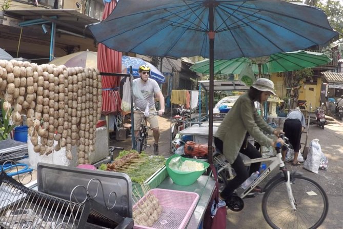 Bangkok City Culture Tour by Bike - Khlong Toei Fresh Market: walking through produce chaos with a guide