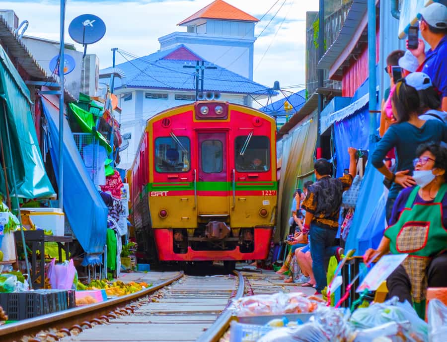 Bangkok: City Highlights & Floating Markets Private Tour - Wat Arun and the River Crossing: Temple Views From the Other Side