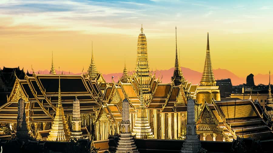 Bangkok: City Highlights Private Tour with Palace & Temples - Wat Traimit and the Golden Buddha moment you will remember