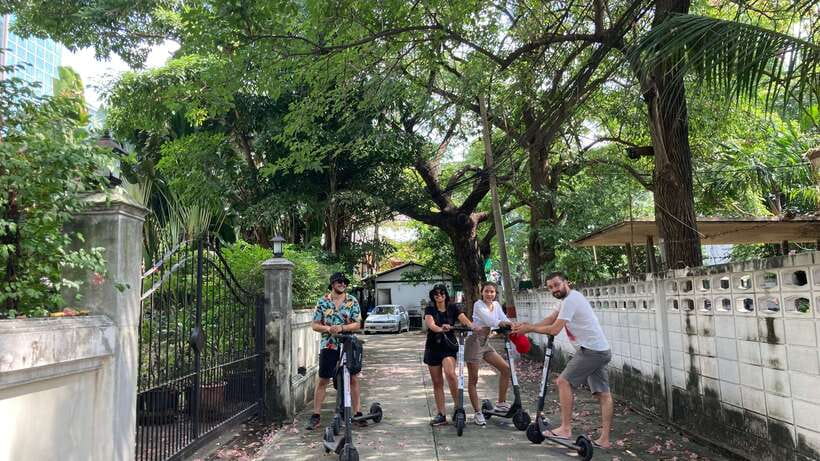 Bangkok Classic Discovery - Democracy Monument: a fast landmark stop with time to breathe