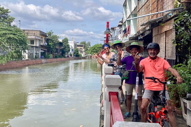 Bangkok Classic E-Scooter &/or Bike Trip - Wat Arun and Wat Kalayanamit: classic temple views with short stops