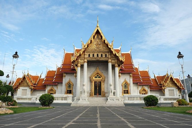 Bangkok Combo: Tuk Tuk App Pass, Chao Phraya Boat & E-sim - Silom: Business District Views Plus a Park Break