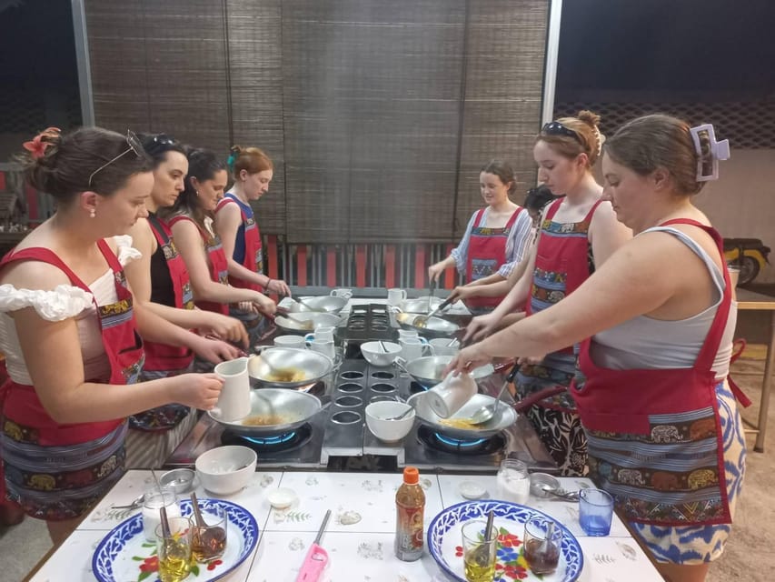 Bangkok: Cook authentic Thai food with Smart Cook - Getting Oriented in Bangkok Old City, Starting at the Giant Swings